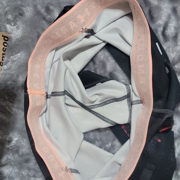 Under Armour Booty Shorts - Picture 3 of 3